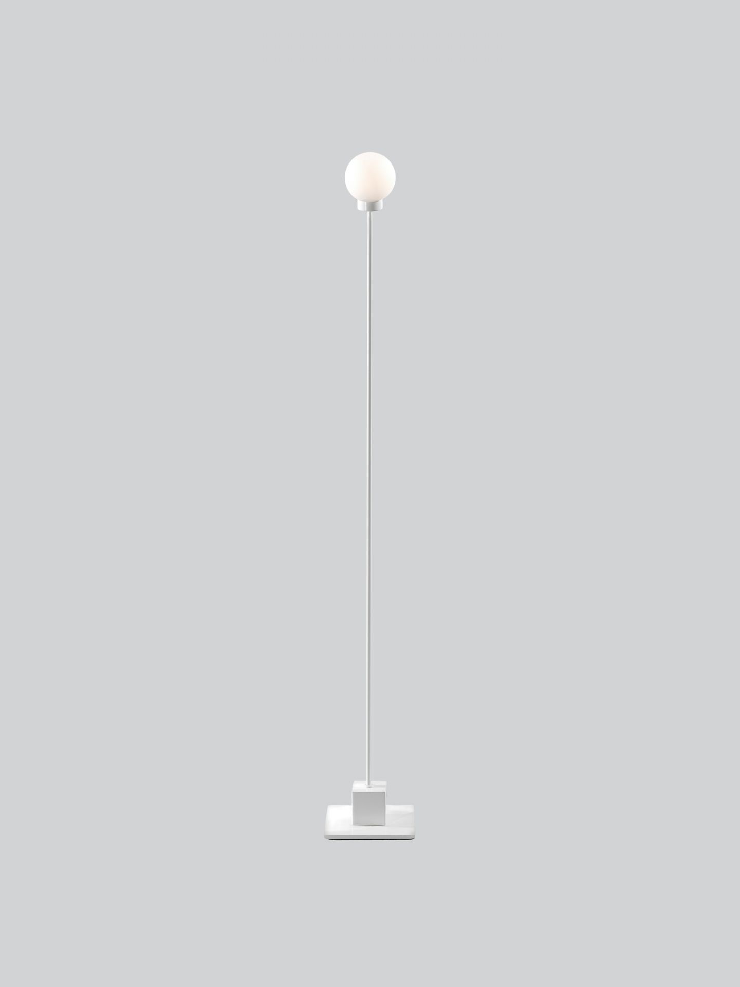 Weiße Snowball Stehleuchte von Northern mit LED-Leuchtmittel und quadratischem Fuß für modernes Wohnambiente.